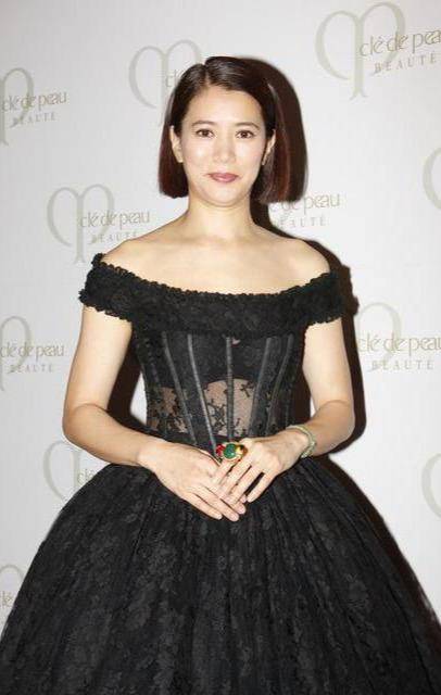 颜色|袁咏仪都四十多了还这么“潮”，外套非要“剪开”穿，时尚感太强