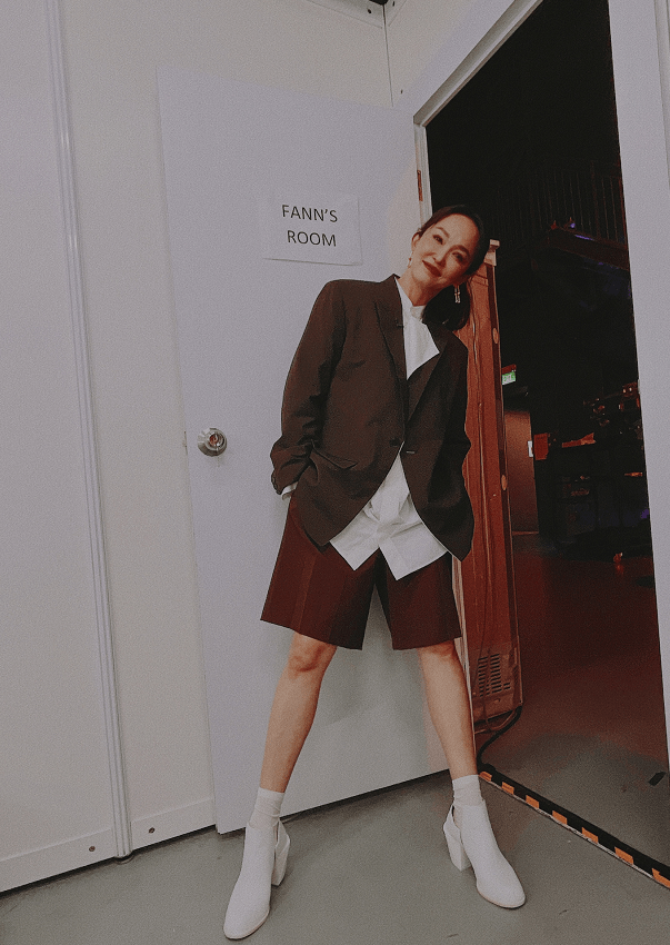 高中生|真被范文芳的少女感惊艳到，50岁的年纪扮成高中生，漫画腿好撩人