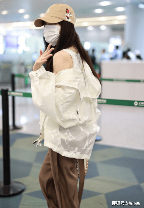 上衣|李小璐又不好好穿衣服了，穿宽松外套硬要扯下一边袖子，还挺时髦
