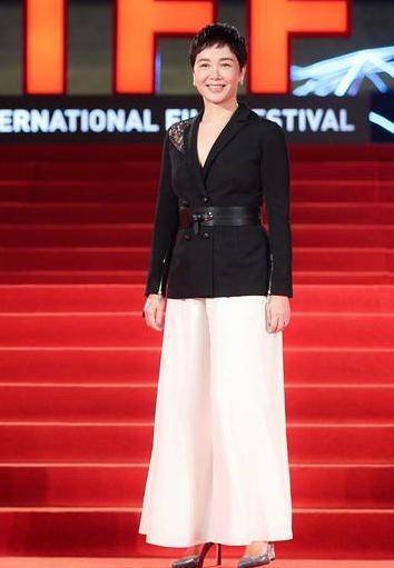 身材|蒋雯丽身材保持得真不错，50多岁身姿还这么窈窕，西装也藏不住