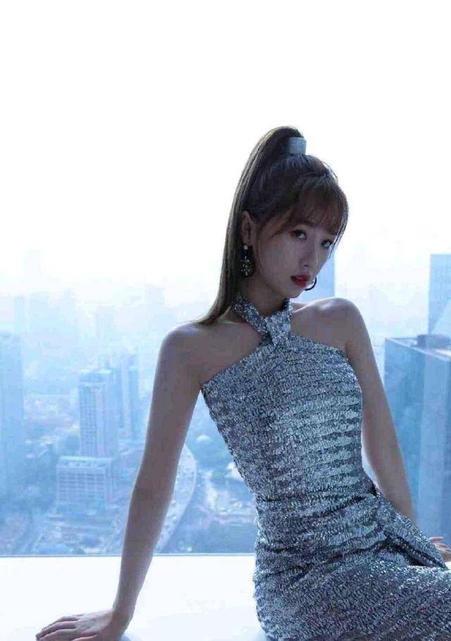 黑色|虞书欣不走甜美风超飒的，一袭银色亮片连衣裙华丽高级，成熟性感