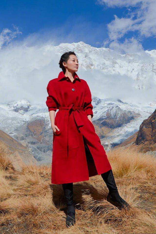 设计|51岁许晴不服老，穿玫红裙扎小马尾超减龄，还像年轻人一样敢穿