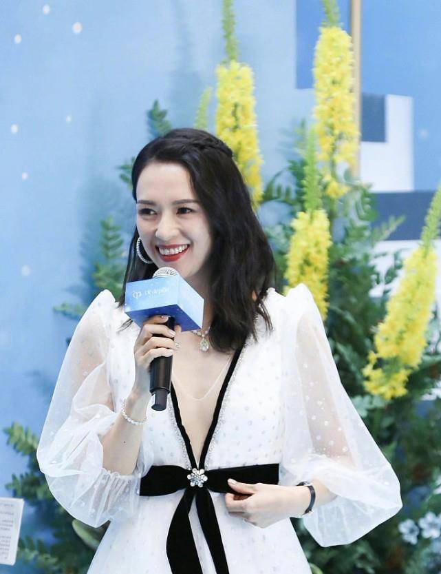 采用的|41岁章子怡真敢穿！白色连衣裙开叉到肚脐，生图也是发光的美貌