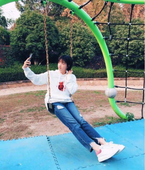 卫衣|蒋欣短发更显嫩了,卫衣配牛仔裤休闲又减龄,好像“学生妹”