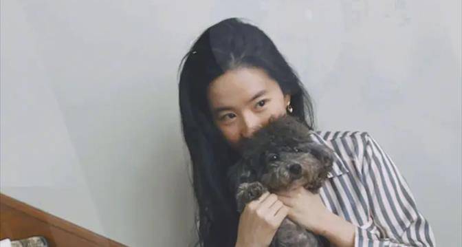 拍照怎么把人拍得又白又清晰 6be2b95fa03f486c99c22ae84cf7dd72.jpeg