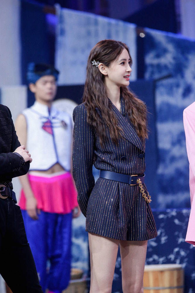 连体|angelababy参加活动太低调，穿连体短裤也时髦，纤腰细腿真抢镜