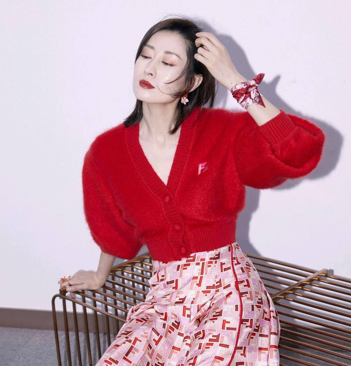 天蓝色|刘敏涛堪称中年穿搭典范，“糖果色”搭白色真减龄，既吸睛又高级