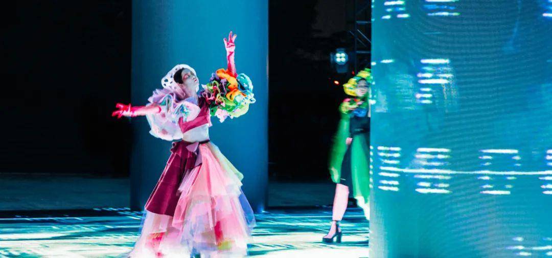 展演|惊艳！广州美术学院惊现赛博朋克沉浸式服装艺术展演-数艺网转