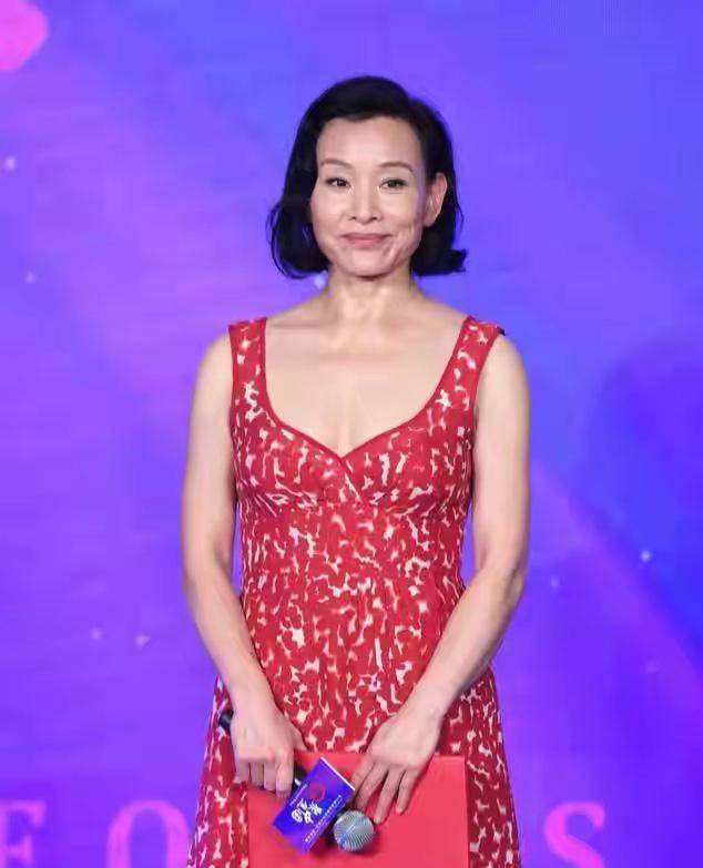 服装|59岁陈冲太招摇,这么土气的花裙子也敢穿出门,全靠气场在撑