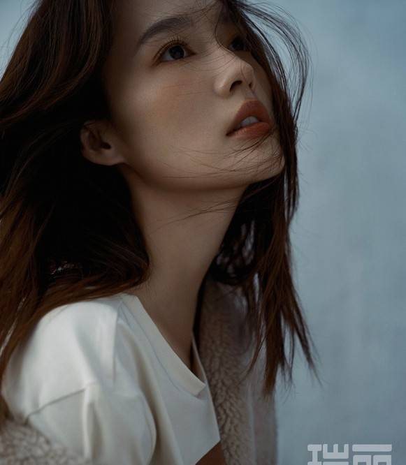 下装|30岁李沁最新少女感写真,下装失踪搭配好青春,6套造型都太美了