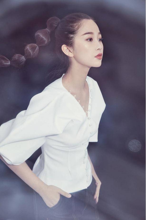 灵气|虞书欣笑容甜美,一身白色穿搭似“仙女”,造型灵气让人喜欢