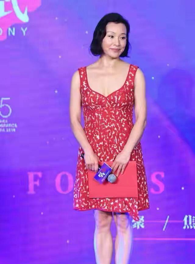服装|59岁陈冲太招摇,这么土气的花裙子也敢穿出门,全靠气场在撑