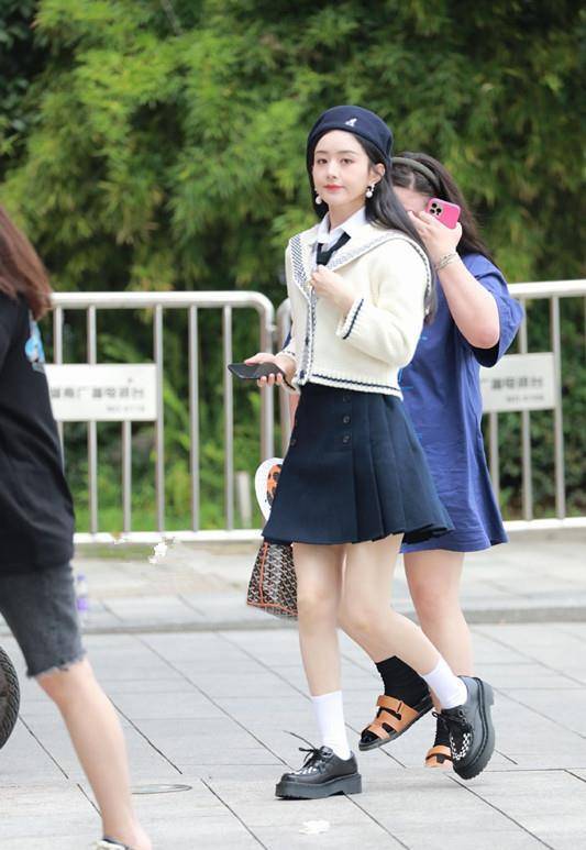 赵丽颖|赵丽颖似回18岁，穿白色针织衫搭百褶裙，越看越可爱呢！