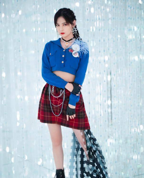 黑色|赵粤太敢穿了，拿三分裙配系带靴，谁还敢说是“大象腿”