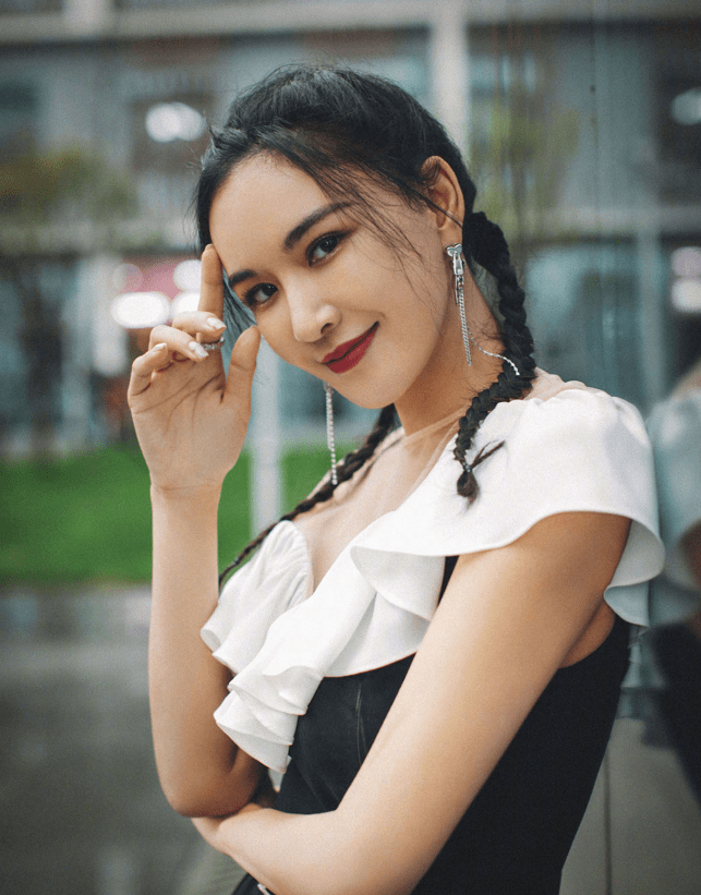 个性|莫小棋真是衣服架子，穿单肩“女仆裙”好俏皮，双麻花辫也不违和