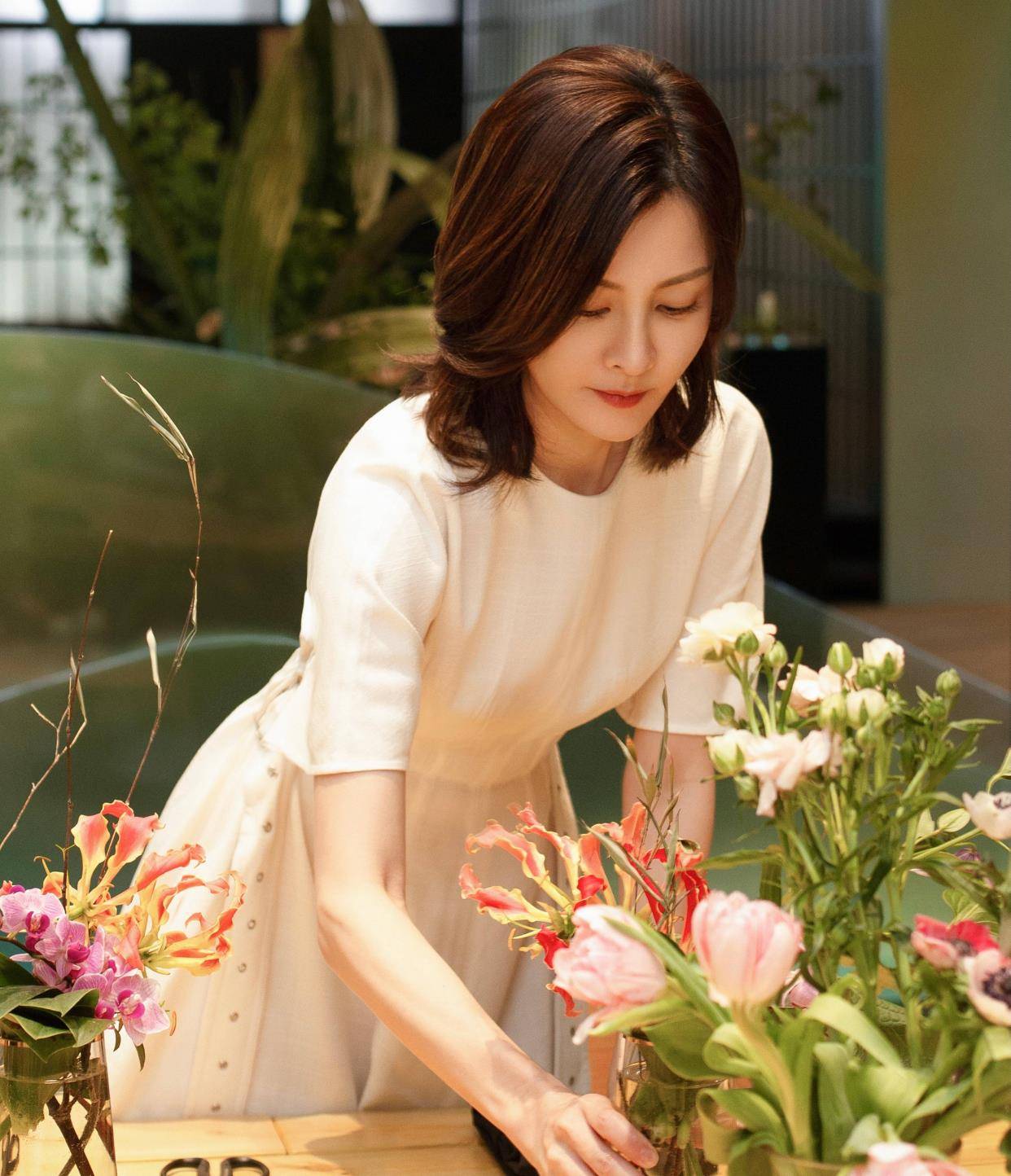 蓝色|刘孜美得惊艳，43岁穿无袖修身针织裙优雅迷人，状态不输小姑娘