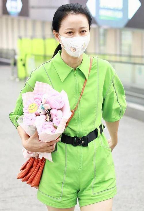 身材|倪虹洁大婶的年纪少女的身材，穿连体裤腰细腿长，一般00后比不了