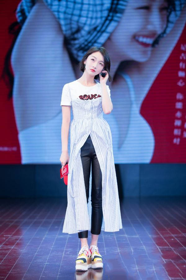 周冬雨|周冬雨为了赶时髦太拼了,衬衫裙里穿皮裤,却意外的好看