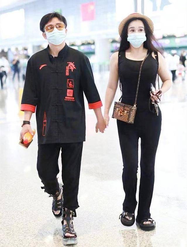 地方|冉莹颖永远是焦点，穿一身紧身衣凸显身材，邹市明真是太有福气了