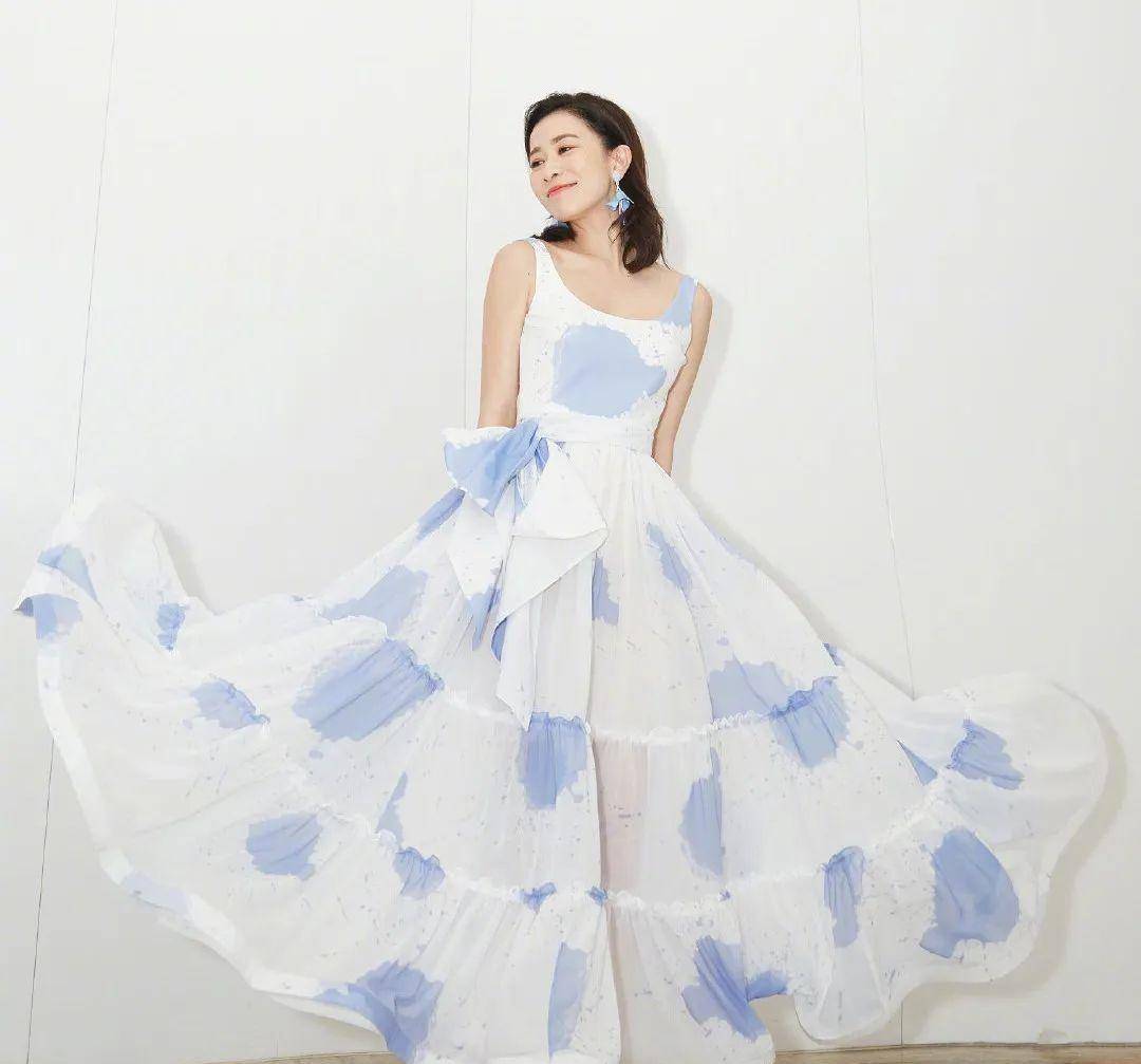 天蓝色|刘敏涛堪称中年穿搭典范，“糖果色”搭白色真减龄，既吸睛又高级