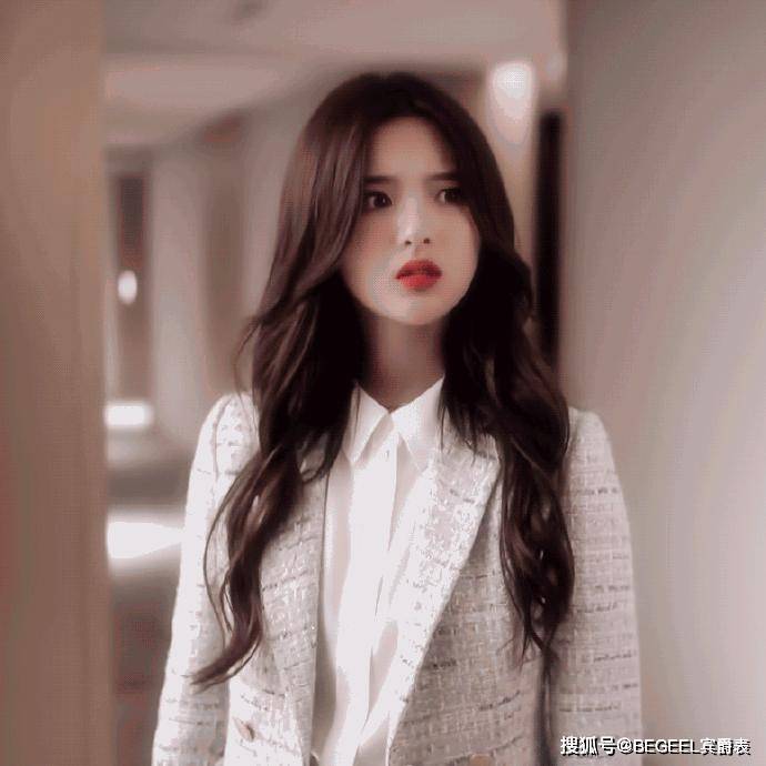 设计|杨超越不愧是打工人之光！职场穿搭好实用，温柔知性气质好