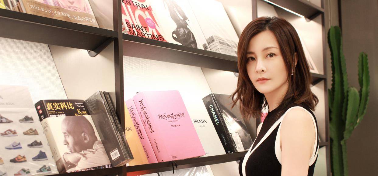 蓝色|刘孜美得惊艳，43岁穿无袖修身针织裙优雅迷人，状态不输小姑娘