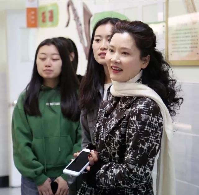 运动衫|老了气质最重要，58岁何赛飞穿运动衫打高尔夫，整个人散发光彩！