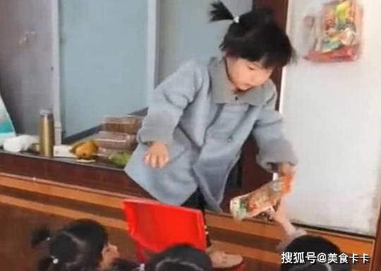 寶爸|爸爸故意高高掛起零食，4胞胎萌寶合力斗智斗勇，奪取零食