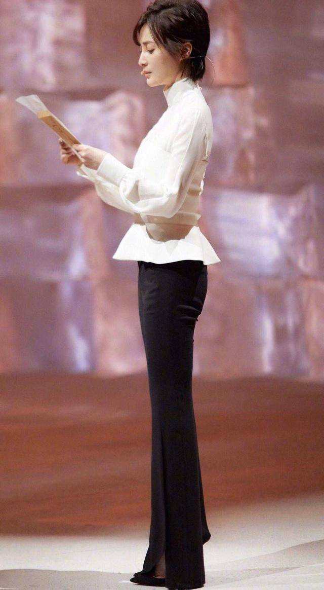 蒋勤勤|蒋勤勤难得高调美一回,穿粉色亮片连衣裙华丽高级,高级感藏不住