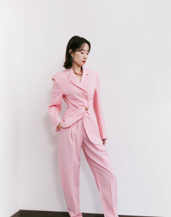 御姐|刘敏涛黑白大片释出，配镶钻颈链明艳抢眼，尽显成熟御姐范