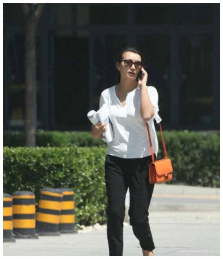 黑色|陈好现身酒店被拍，素颜发黄穿长裙肚子凸起，生活中就是普通人！