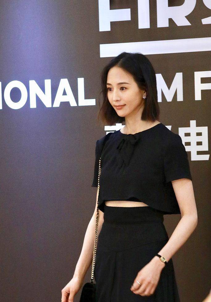 短裙|46岁周迅穿搭不俗，印花短裙配黑丝袜成熟不老气，眼神充满故事感