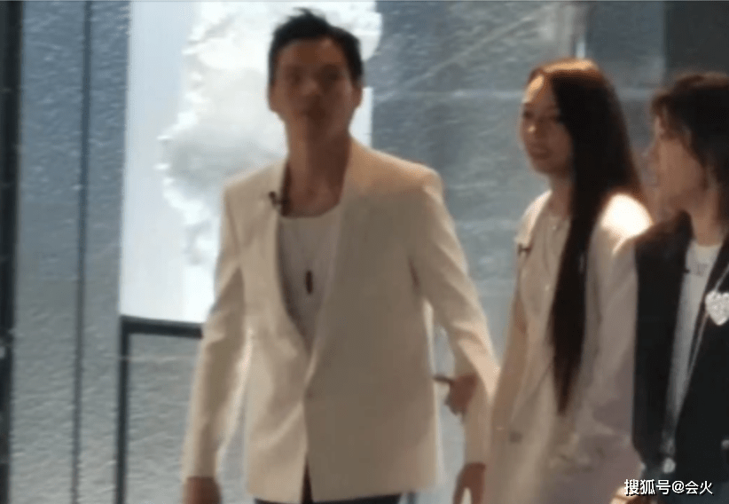 向佐|郭碧婷产后录制综艺，和丈夫挽手臂穿情侣装，下班后给孩子买童装