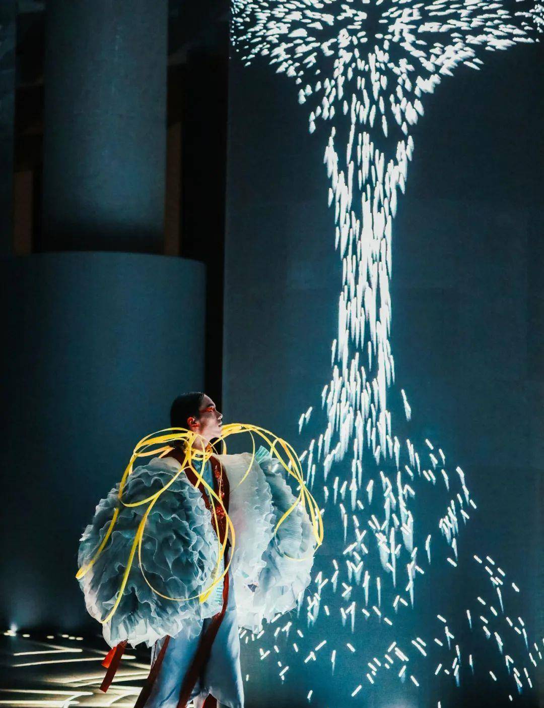 展演|惊艳！广州美术学院惊现赛博朋克沉浸式服装艺术展演-数艺网转