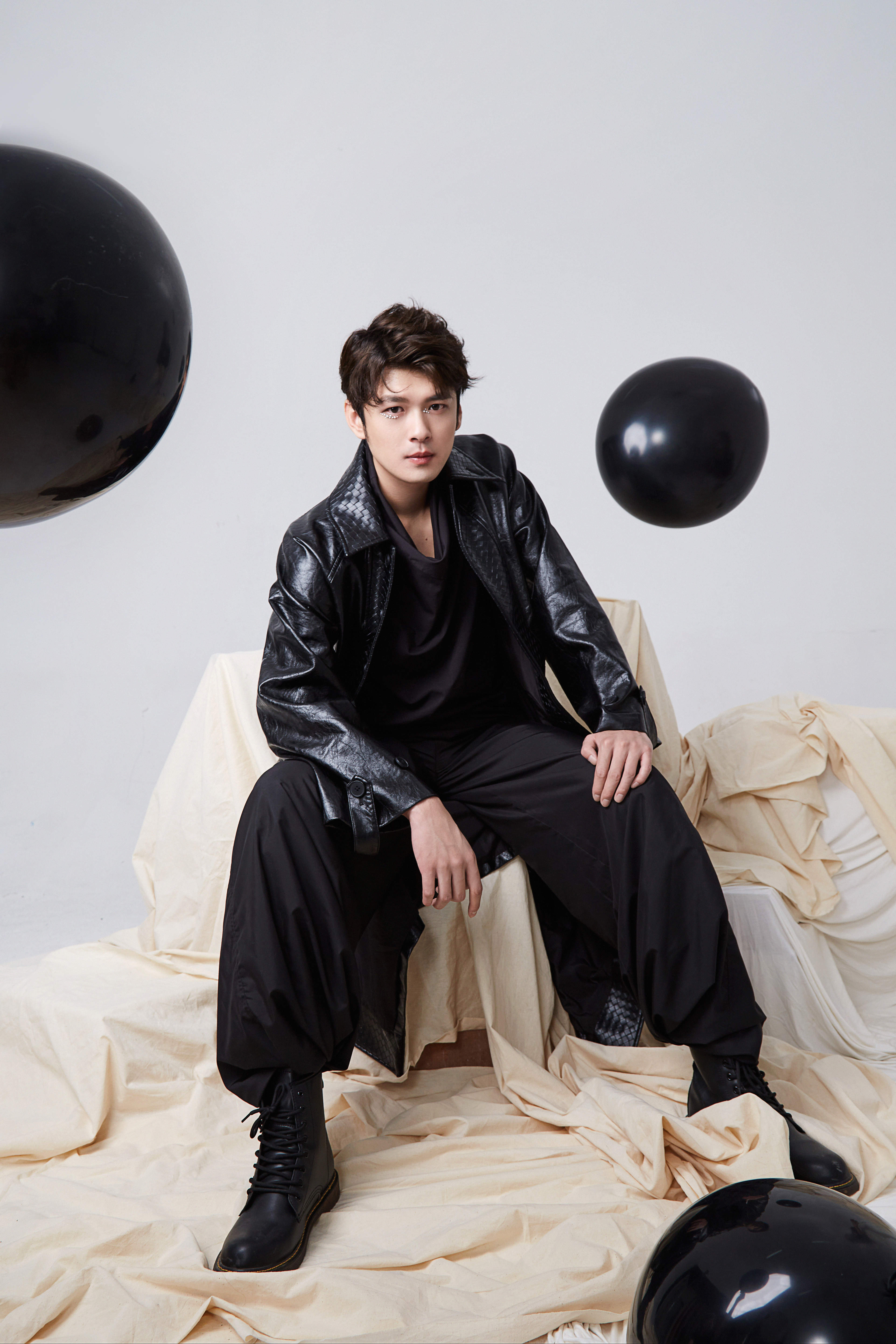 盛英豪allblack写真发布皮衣短靴霸气外放