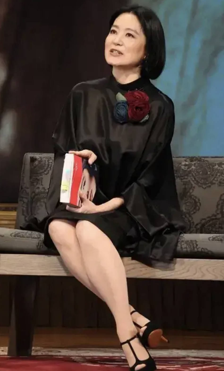 林青霞|林青霞老了更耐看，就算穿皱巴巴的“液体裙”，气质也像高级贵妇