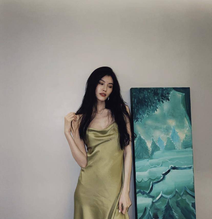 成微|30多岁的何穗又开始“装嫩”了，身穿吊带连衣裙，少女感十足