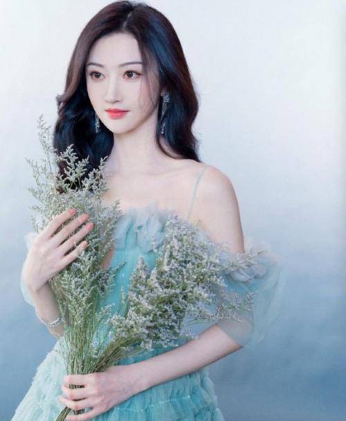 景甜|景甜穿蛋糕裙参加活动，大胆秀出性感香肩，比司藤还要美