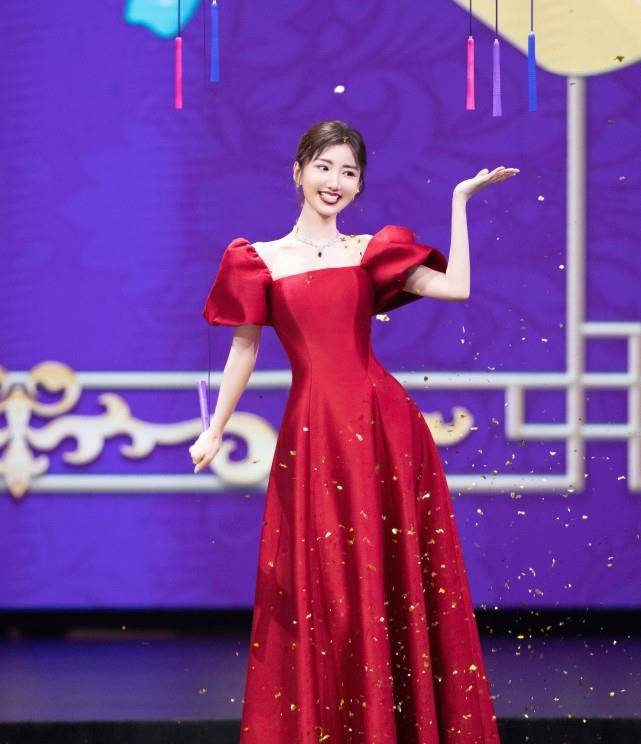 公主|又一次被毛晓彤惊艳！穿仙女裙演绎“在逃公主”，美得不可收拾