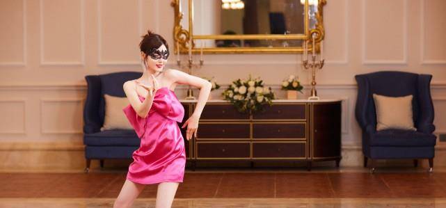 公主|又一次被毛晓彤惊艳！穿仙女裙演绎“在逃公主”，美得不可收拾