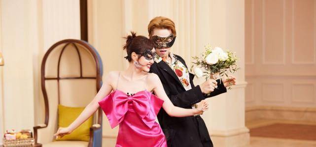 公主|又一次被毛晓彤惊艳！穿仙女裙演绎“在逃公主”，美得不可收拾