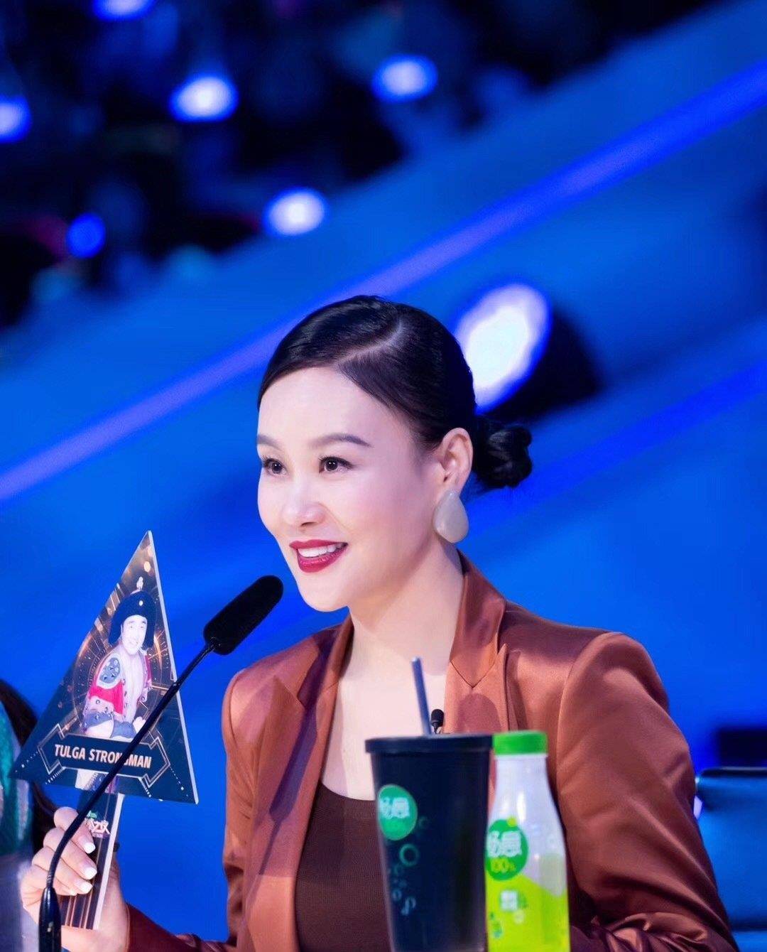 显得|又被邬君梅的气质感惊艳了，缎面西装配低丸子头，简约又大气