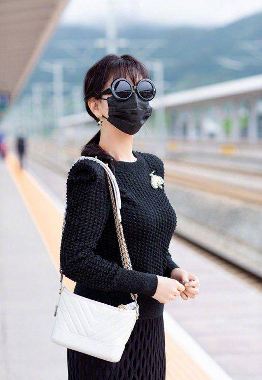 流苏|赵雅芝到底会不会变老，穿流苏长裙搭短靴，这气质不得了