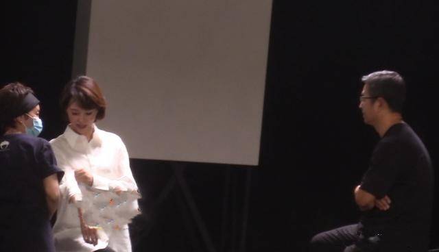 董卿更|央视两大顶流久违同台!53岁白岩松穿T恤不再高冷,董卿更接地气