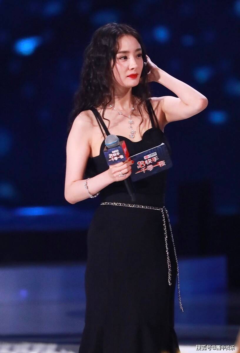 前卫|杨幂的造型真绝了，穿吊带裙配“铁链腰带”，微卷长发够妩媚