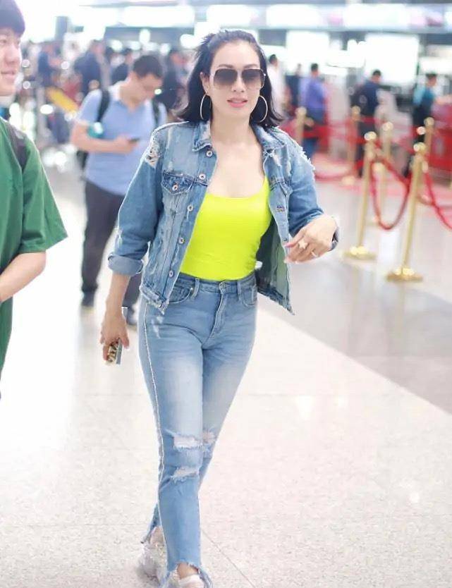 辣妈|50岁钟丽缇真敢穿,牛仔外套内搭荧光绿,不愧是“时尚辣妈”
