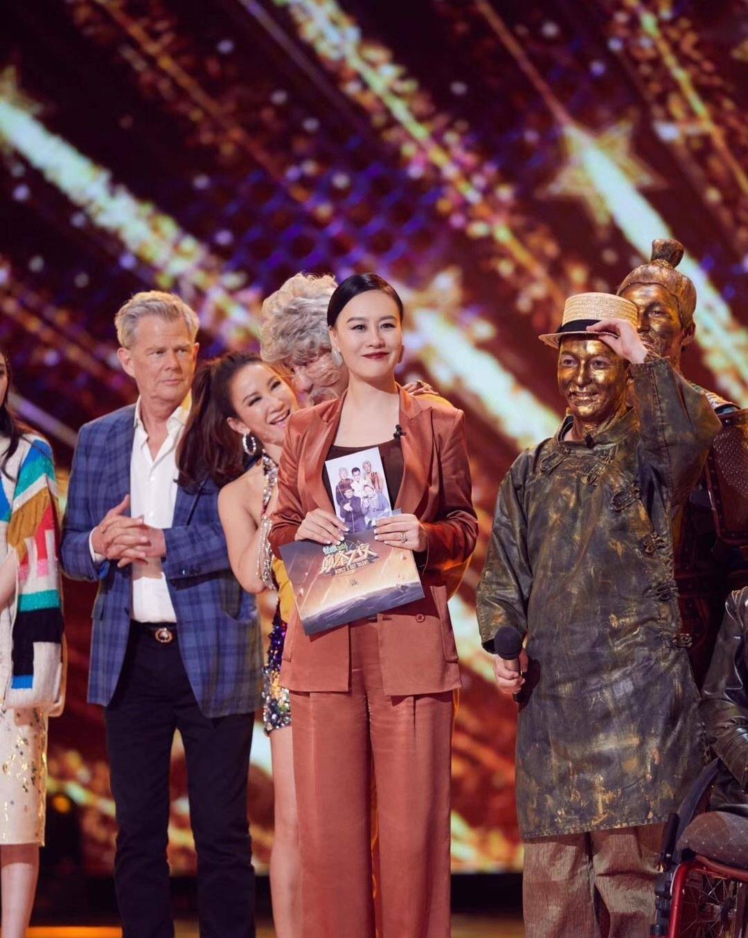 显得|又被邬君梅的气质感惊艳了，缎面西装配低丸子头，简约又大气