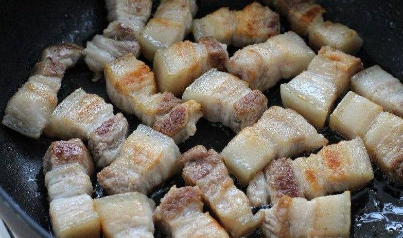 加入适量|做红烧肉炒糖色时，冰糖别直接下油锅，这步做错，肉又苦又柴