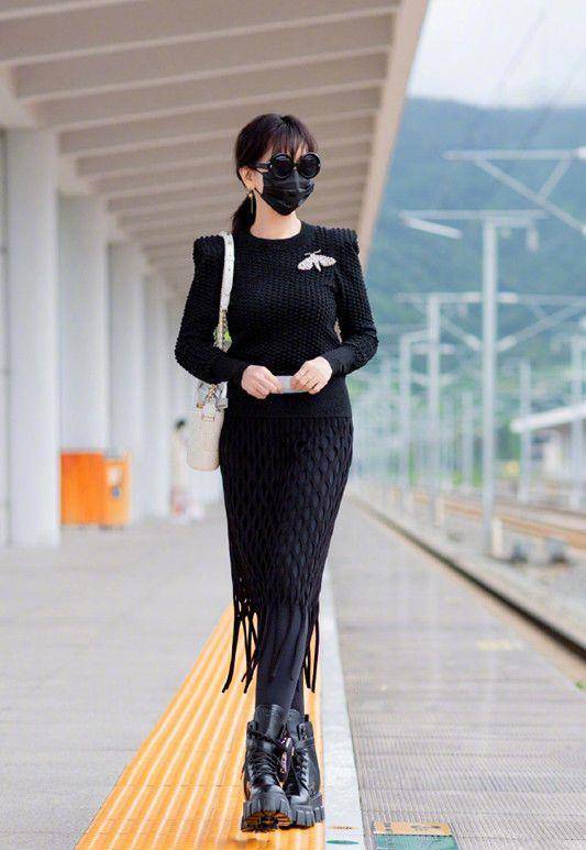 流苏|赵雅芝到底会不会变老，穿流苏长裙搭短靴，这气质不得了