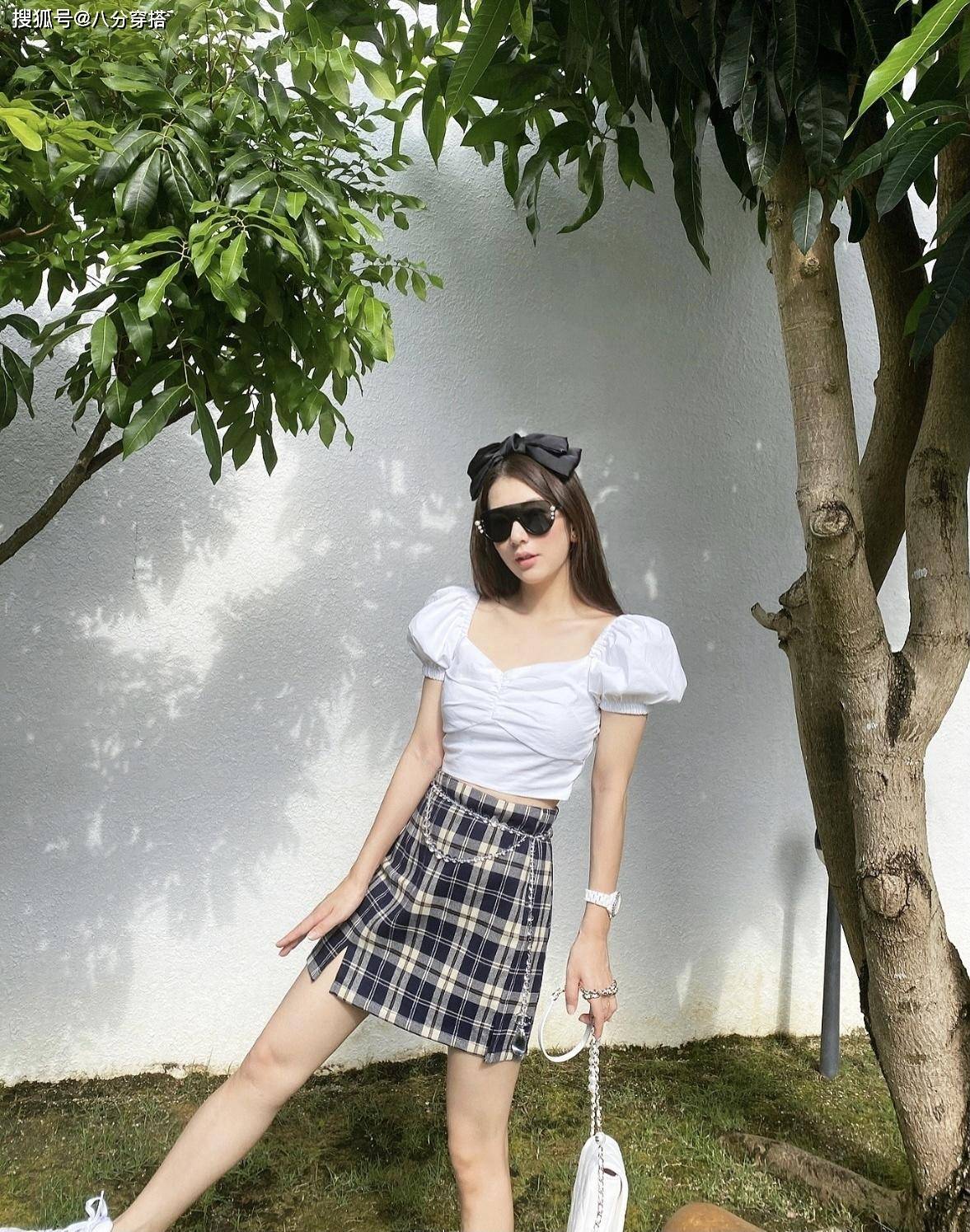 looks|方媛真有“名媛范”，白T恤配修身牛仔裤清新减龄，气质高贵